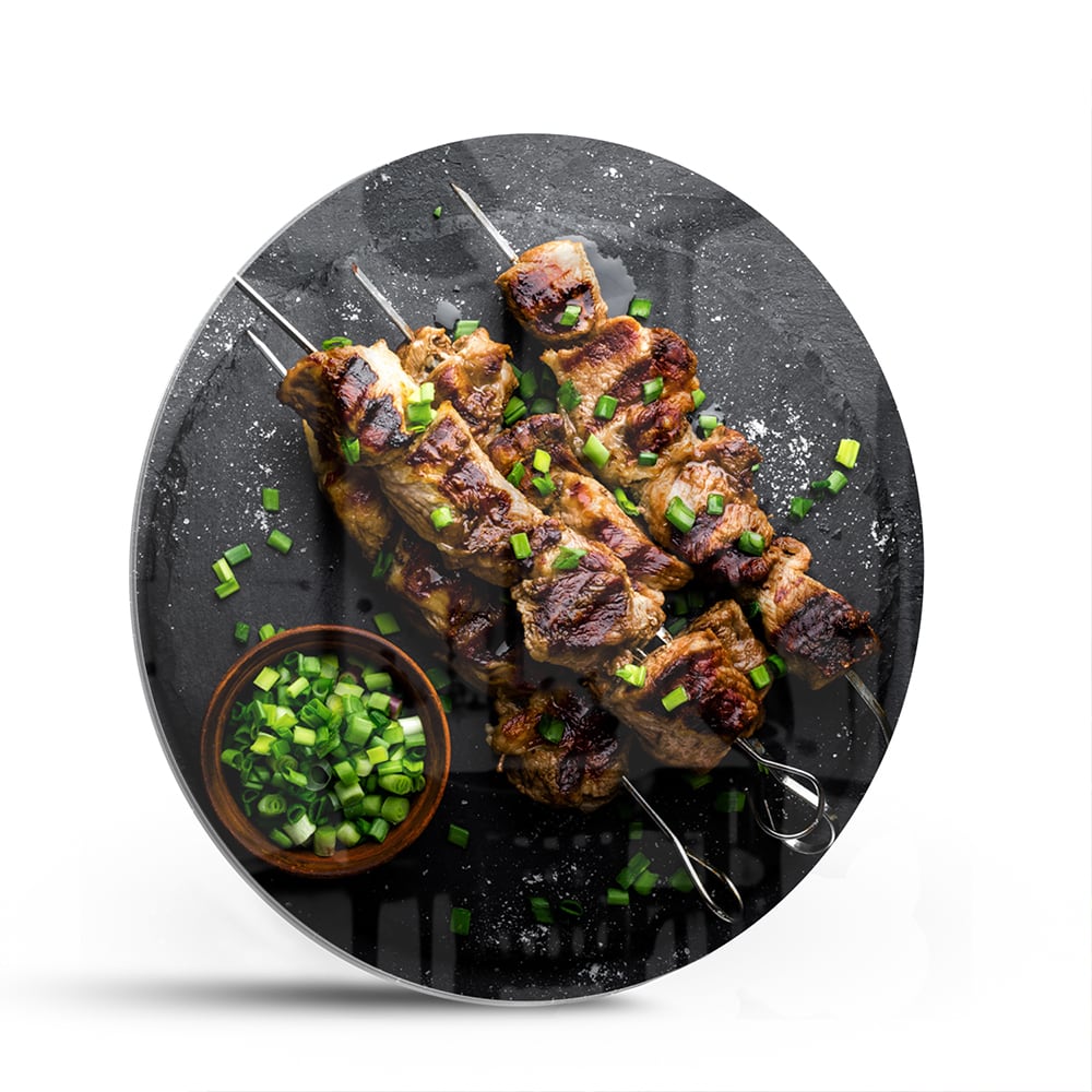 Glasbild mit köstlichen Kebabs auf schwarzem Hintergrund – Glasbild aus Sicherheitsglas, Größe 140x70