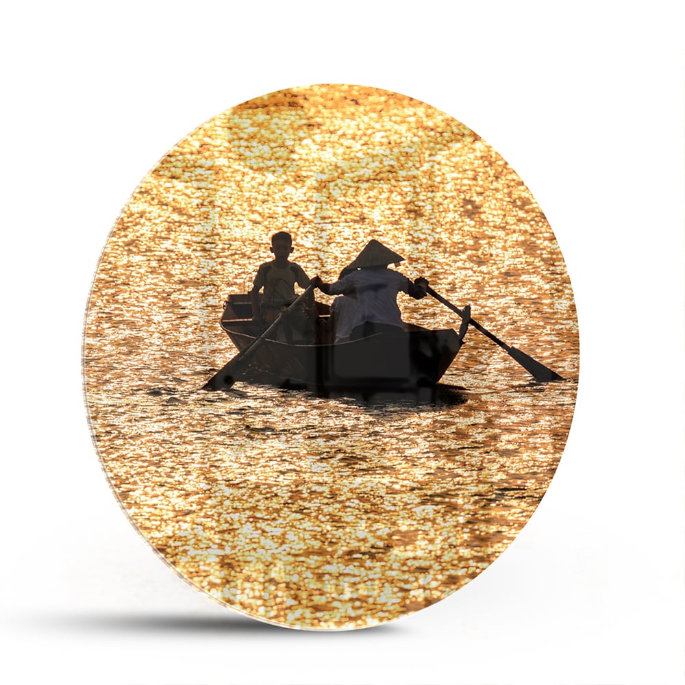 Glasbild mit Ruderboot auf goldenem Wasser – Glasbild aus Sicherheitsglas, Größe 140x70