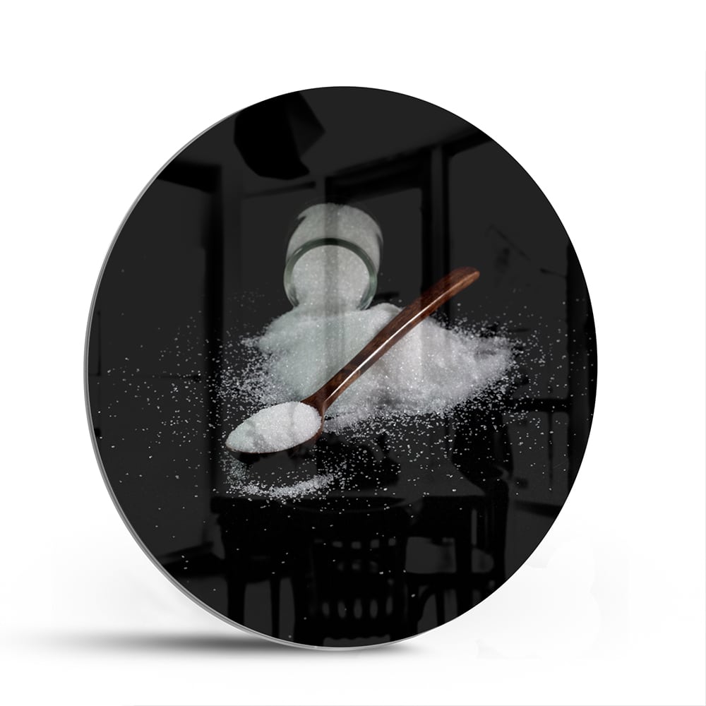 Glasbild mit Salz und Löffel auf schwarzem Hintergrund – Glasbild aus Sicherheitsglas, Größe 140x70