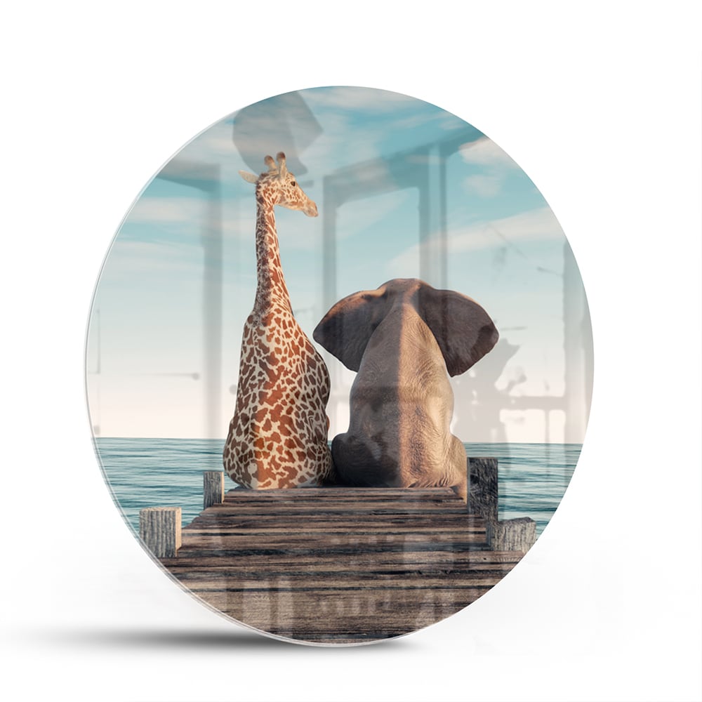 Glasbild mit verspielter Giraffe und Elefant auf einem Holzsteg – Glasbild aus Sicherheitsglas, Größe 140x70