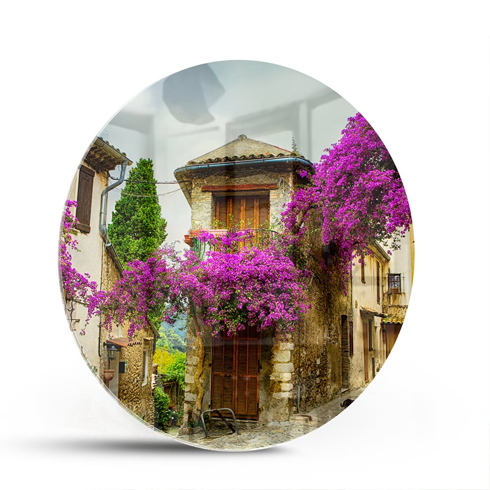 Glasbild mit stimmungsvoller Straßenansicht und violetten Blüten – Glasbild aus Sicherheitsglas, Größe 140x70