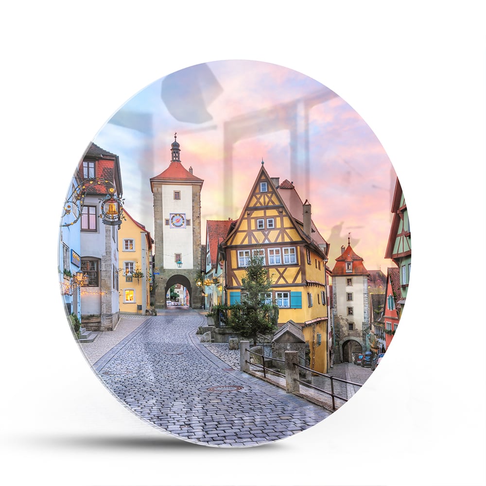 Glasbild mit malerischer Straße und historischen Gebäuden – Glasbild aus Sicherheitsglas, Größe 140x70