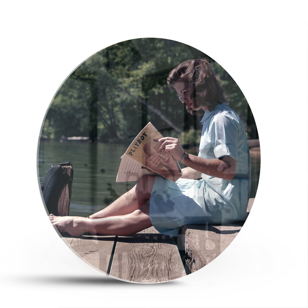 Ruhiges Glasbild mit Lesemoment am Wasser – Glasbild aus Sicherheitsglas, Größe 140x70