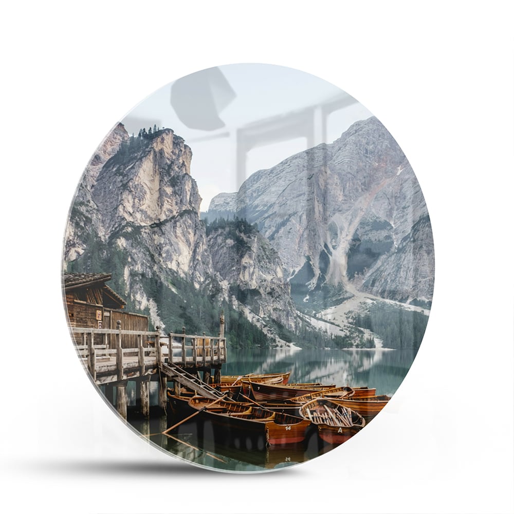 Rustikales Glasbild mit Bergen und Booten – Glasbild aus Sicherheitsglas, Größe 140x70
