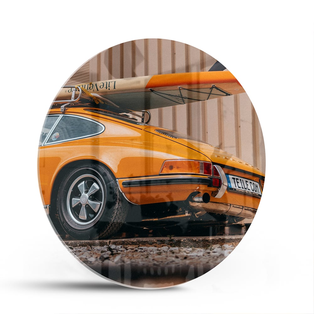 Leuchtendes Glasbild mit orangefarbenem Auto und Surfbrett – Glasbild aus Sicherheitsglas, Größe 140x70