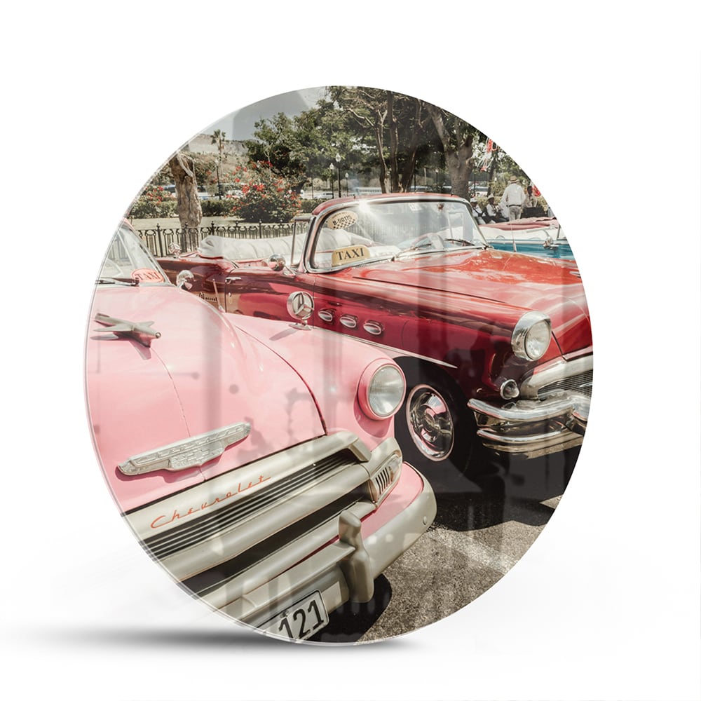 Retro-Glasbild mit farbenfrohen Autos – Glasbild aus Sicherheitsglas, Größe 140x70
