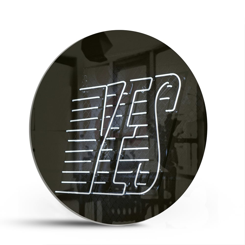 Glasbild mit 'YES' Schriftzug in modernem Design – Glasbild aus Sicherheitsglas, Größe 140x70