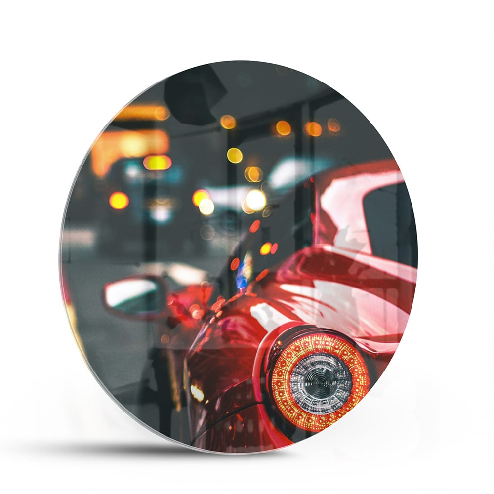 Stilvolles Glasbild mit einem roten Auto in der Stadt – Glasbild aus Sicherheitsglas, Größe 140x70