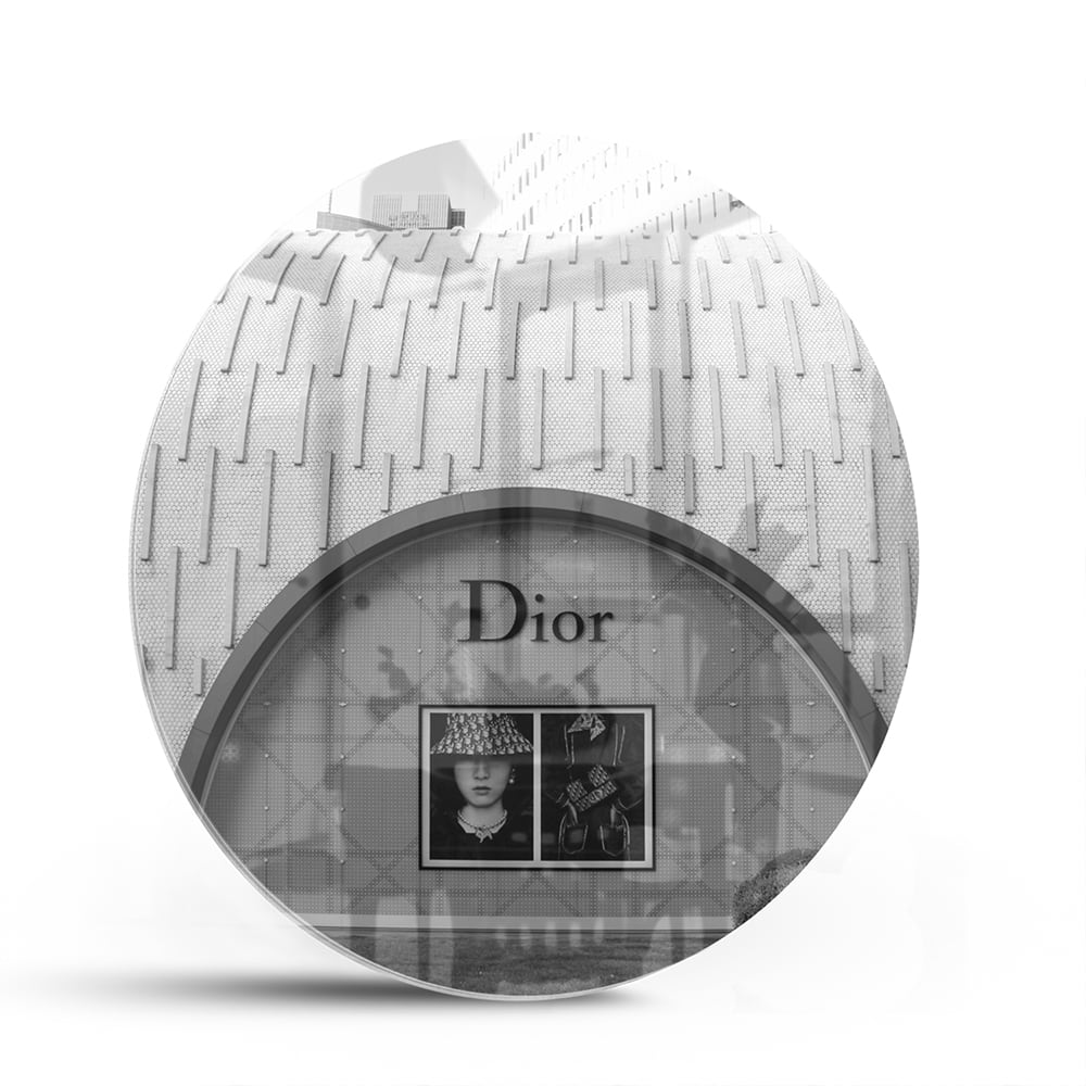 Elegantes Glasbild mit Dior-Schaufenster – Glasbild aus Sicherheitsglas, Größe 140x70