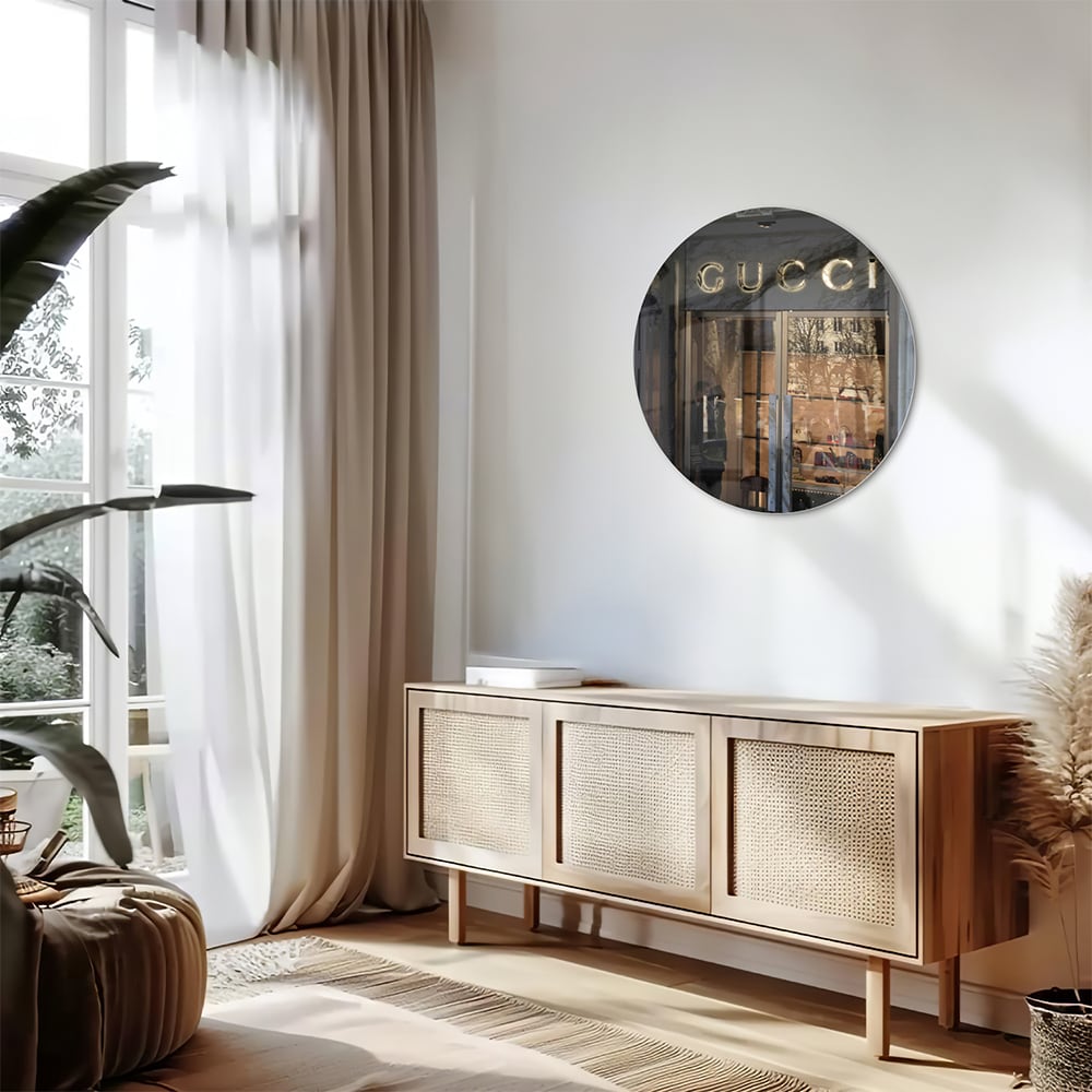 Stilvolles Glasbild mit Gucci-Schaufenster