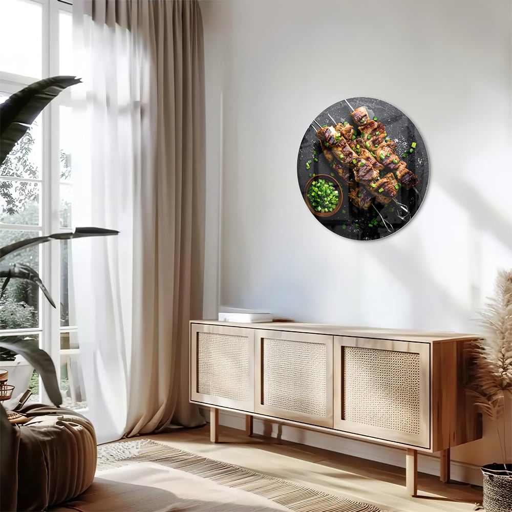 Glasbild mit köstlichen Kebabs auf schwarzem Hintergrund