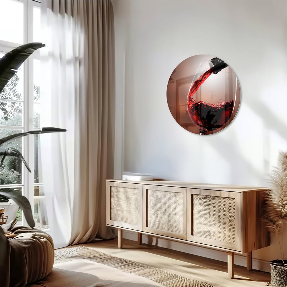 Glasbild mit Rotwein in einem stilvollen Raum