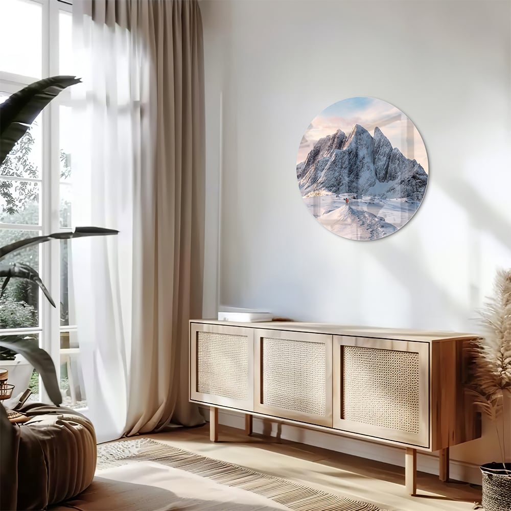Atemberaubendes Glasbild mit verschneiten Bergen