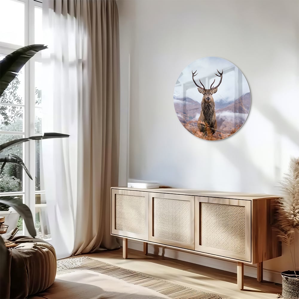 Glasbild mit majestätischem Hirsch in einer ruhigen Berglandschaft