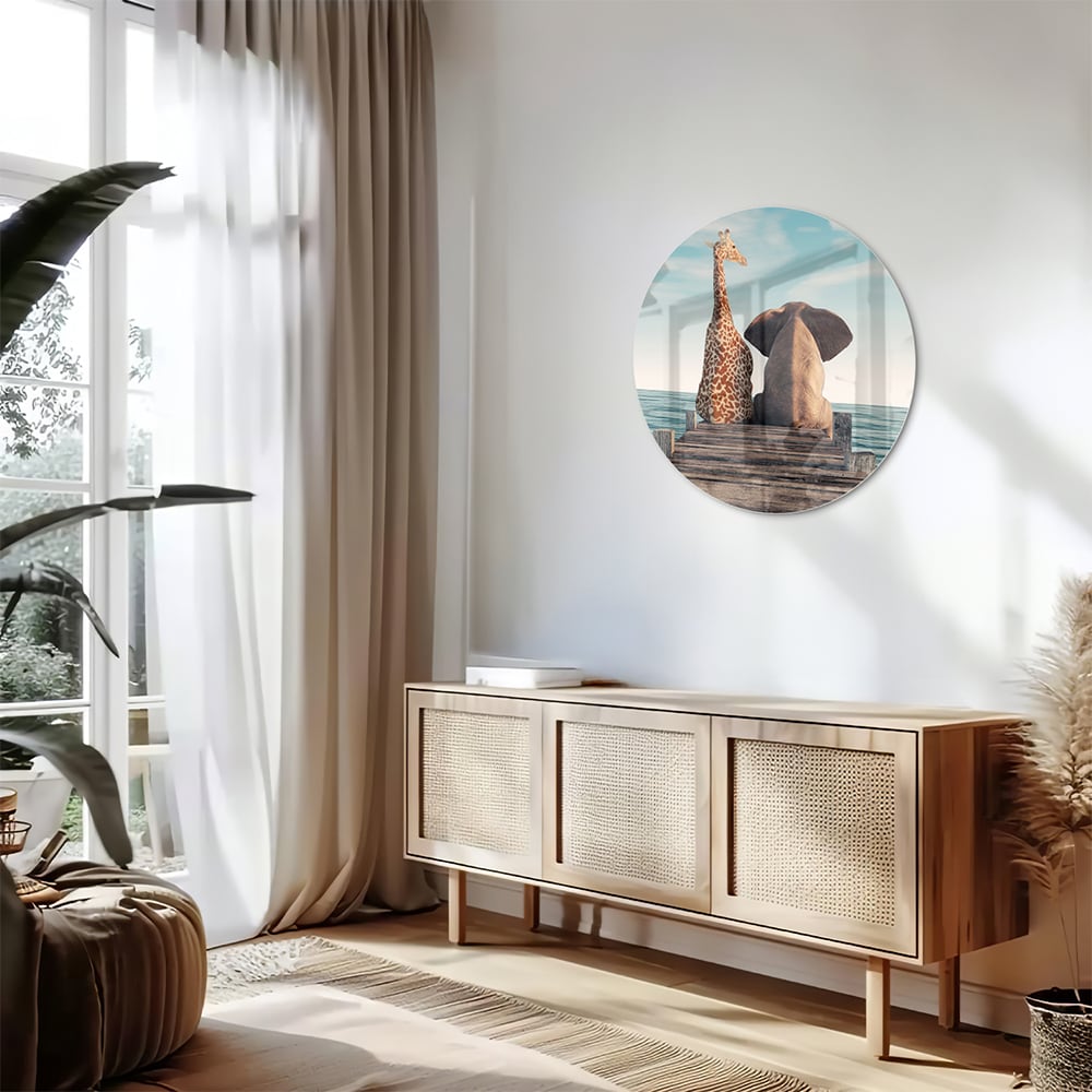 Glasbild mit verspielter Giraffe und Elefant auf einem Holzsteg