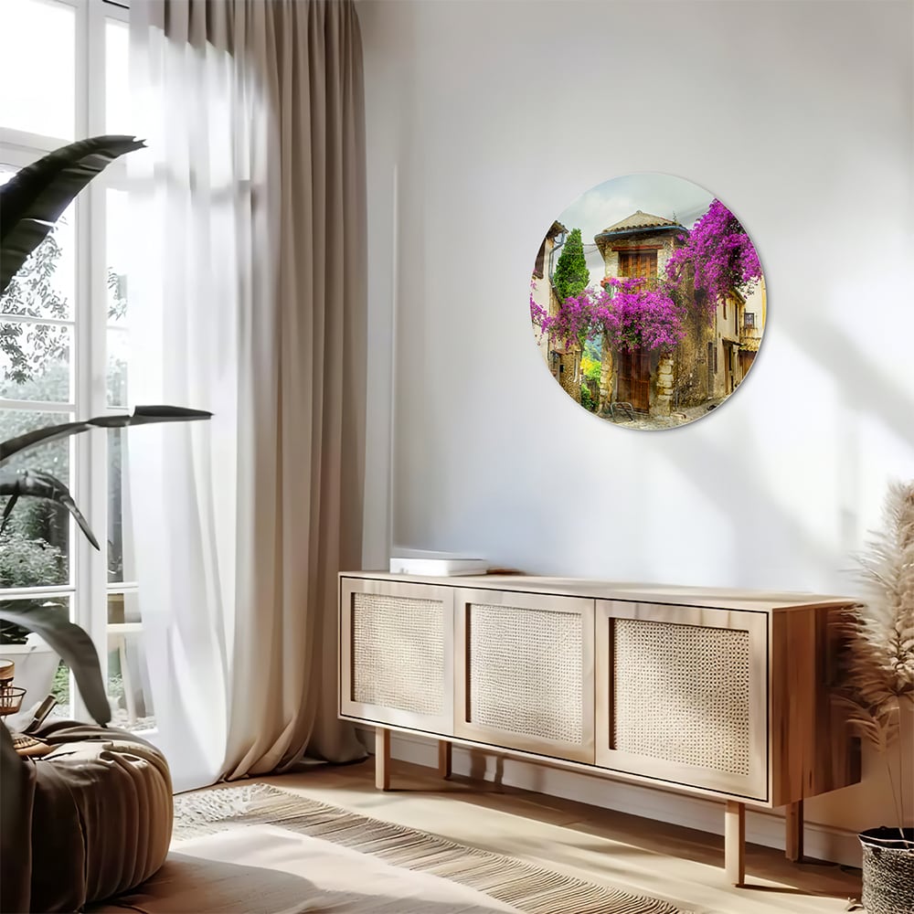 Glasbild mit stimmungsvoller Straßenansicht und violetten Blüten