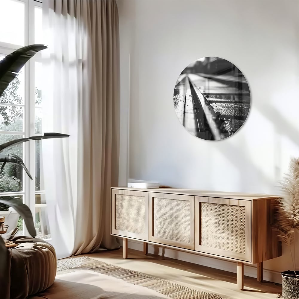 Schwarz-Weiß-Glasbild mit nassen Straßen