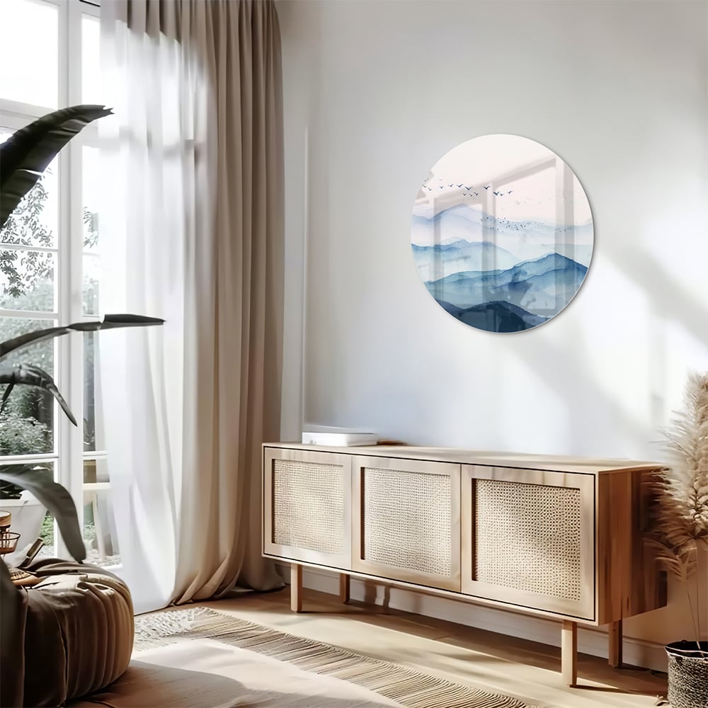 Ruhiges Glasbild mit blauen Bergen