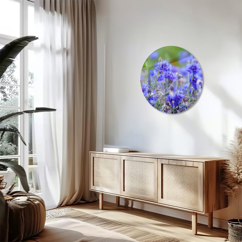 Glasbild mit violetten Blumen in ruhiger Szenerie