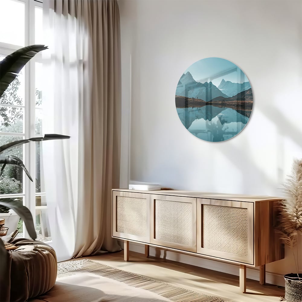 Glasbild mit Bergen und Wasserreflexionen