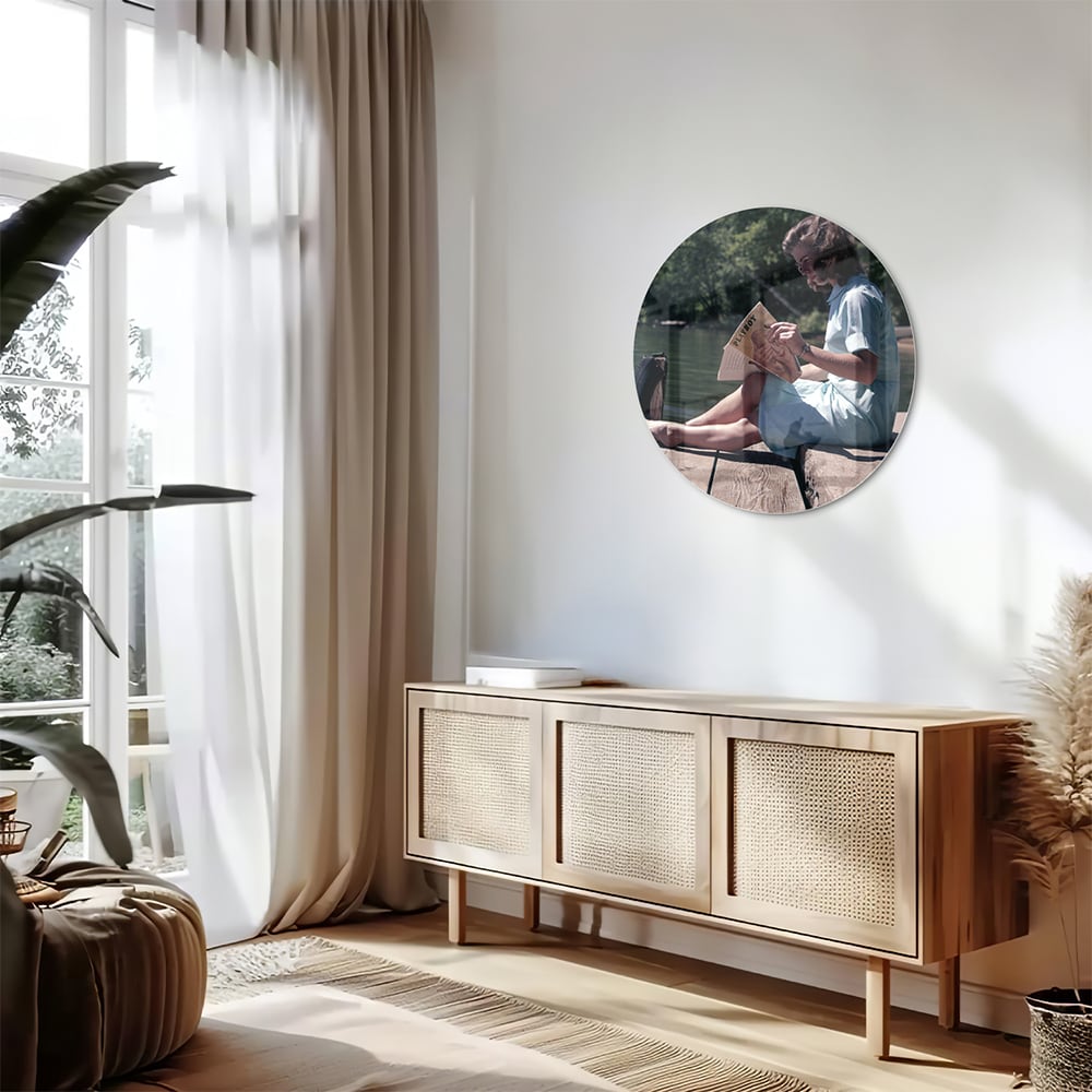 Ruhiges Glasbild mit Lesemoment am Wasser