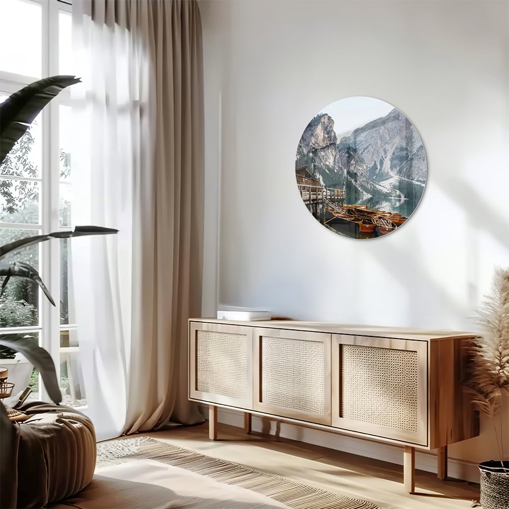 Rustikales Glasbild mit Bergen und Booten