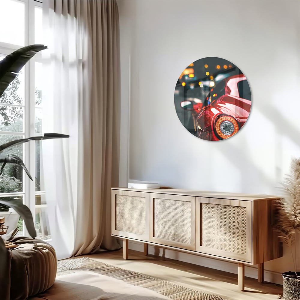 Stilvolles Glasbild mit einem roten Auto in der Stadt