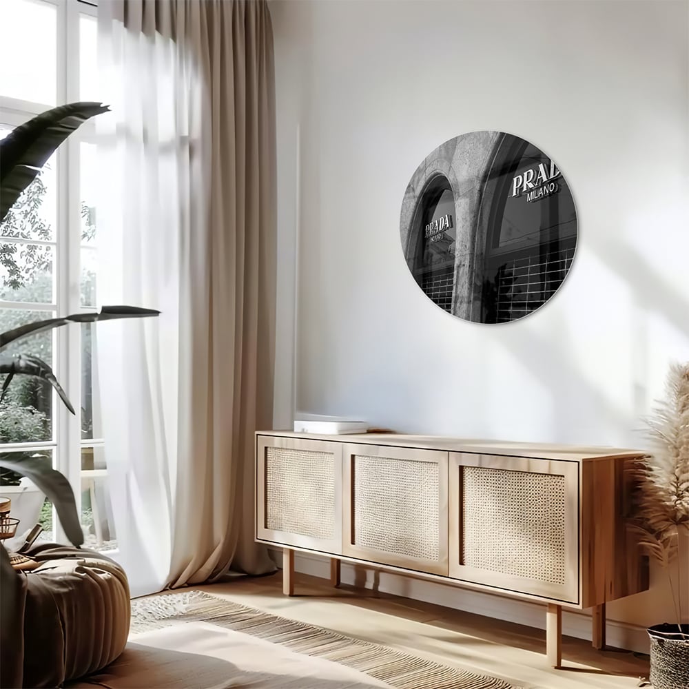 Elegantes Glasbild mit Prada-Schaufenster