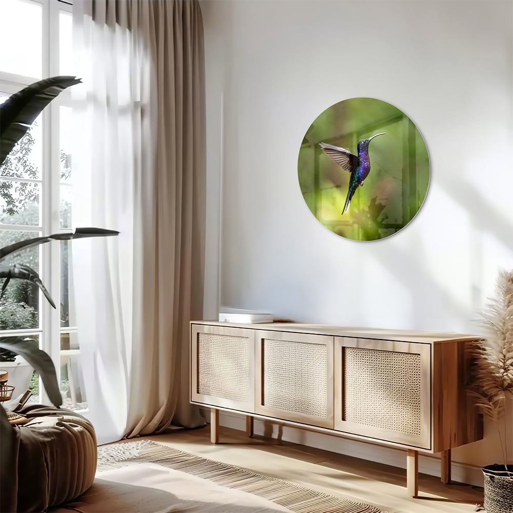 Glasbild mit fliegendem Kolibri inmitten grüner Ruhe
