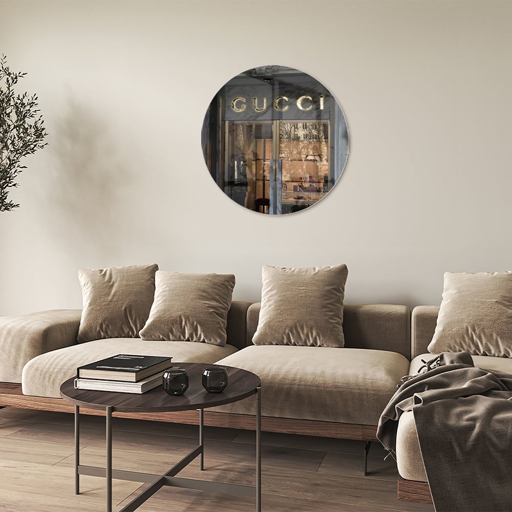 Stilvolles Glasbild mit Gucci-Schaufenster