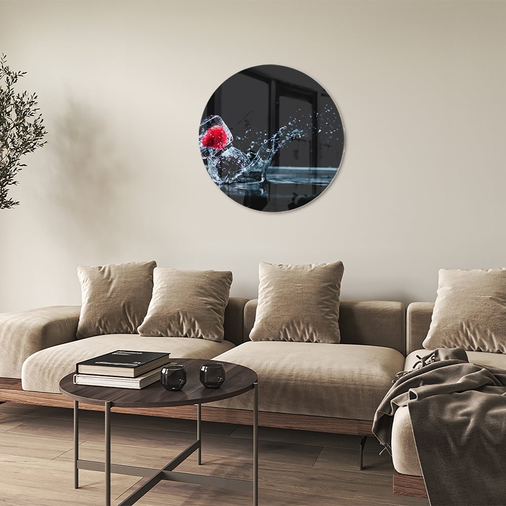 Erfrischendes Glasbild mit Erdbeerspritzern