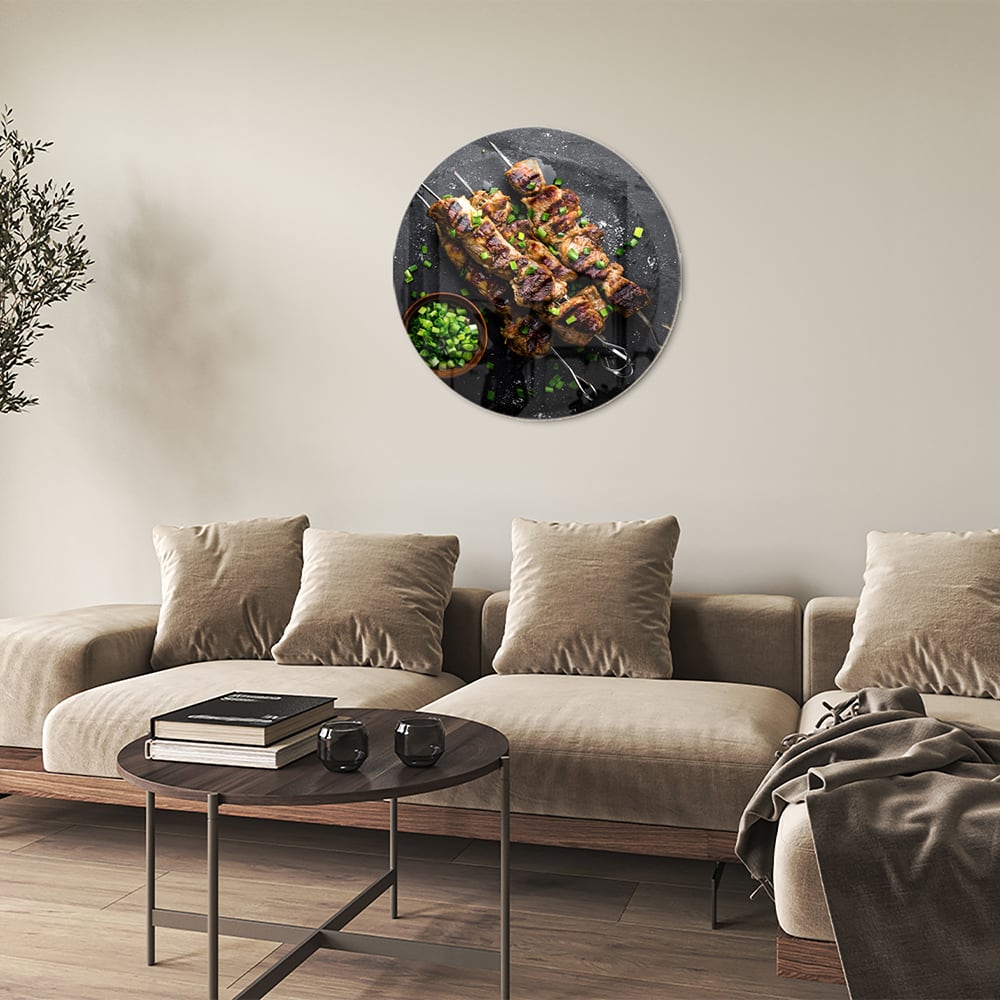 Glasbild mit köstlichen Kebabs auf schwarzem Hintergrund