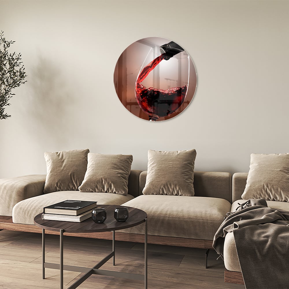 Glasbild mit Rotwein in einem stilvollen Raum