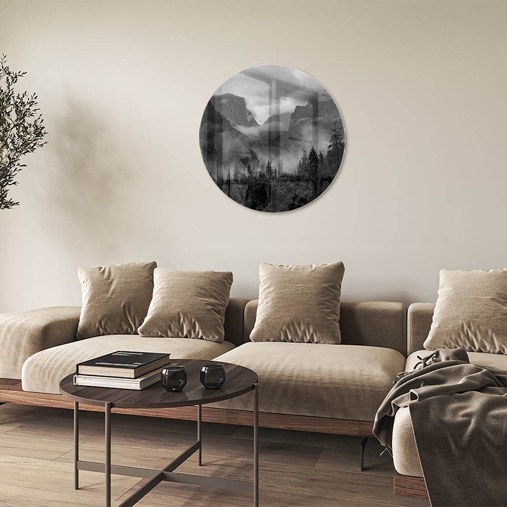 Schwarz-Weiß-Glasbild mit Berglandschaft