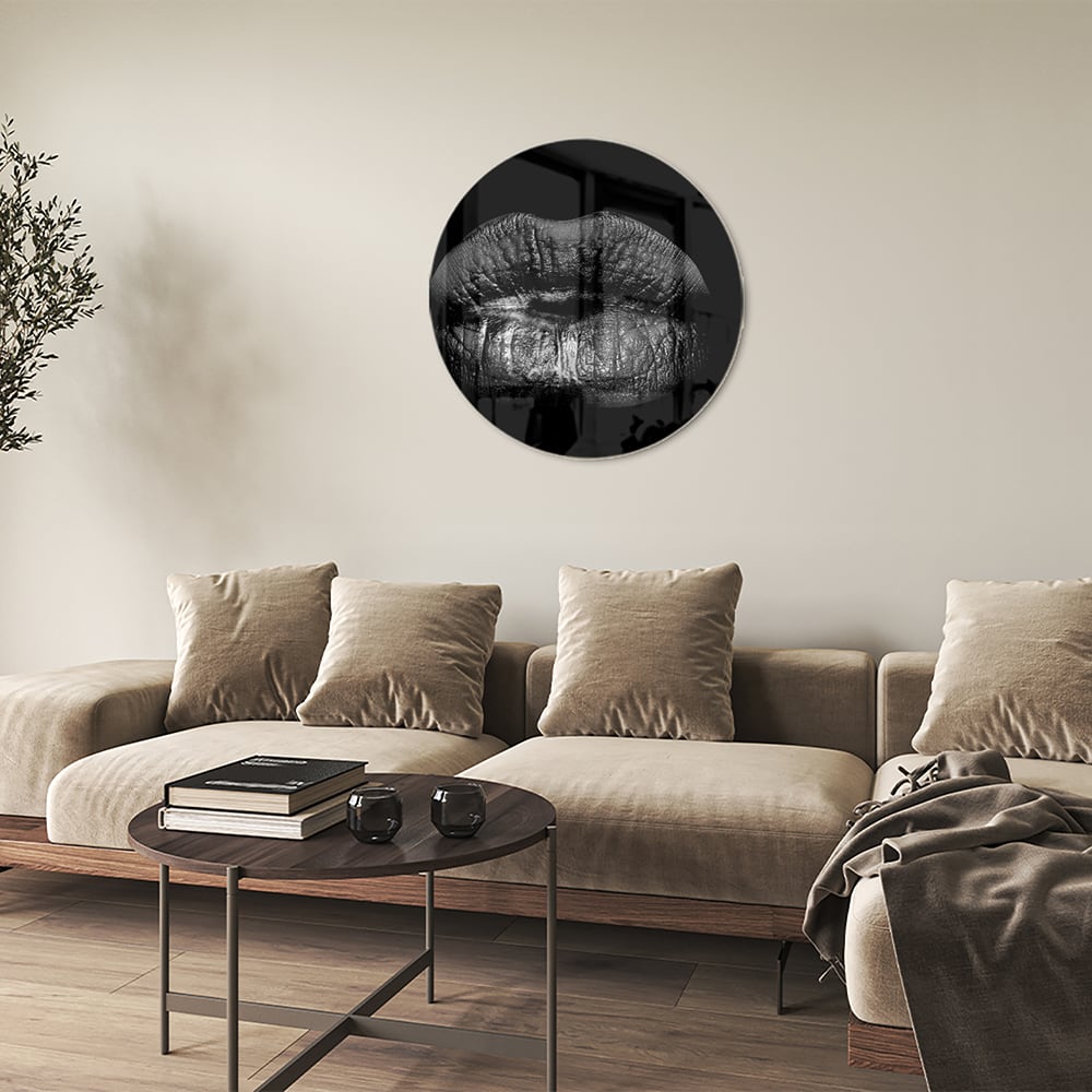 Schwarzes Glasbild mit Lippenprint