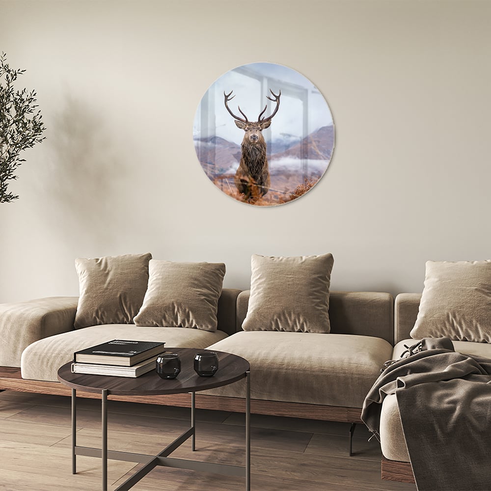 Glasbild mit majestätischem Hirsch in einer ruhigen Berglandschaft