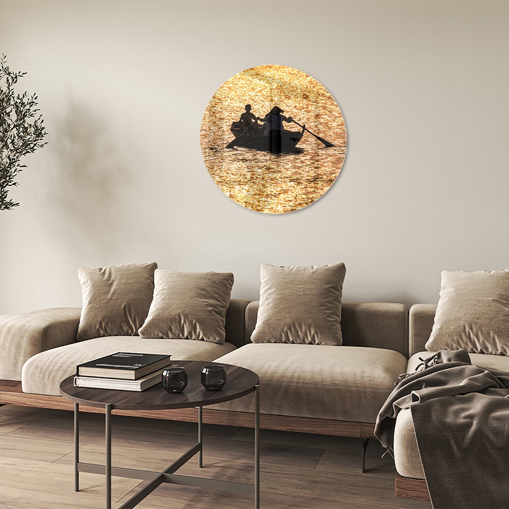Glasbild mit Ruderboot auf goldenem Wasser