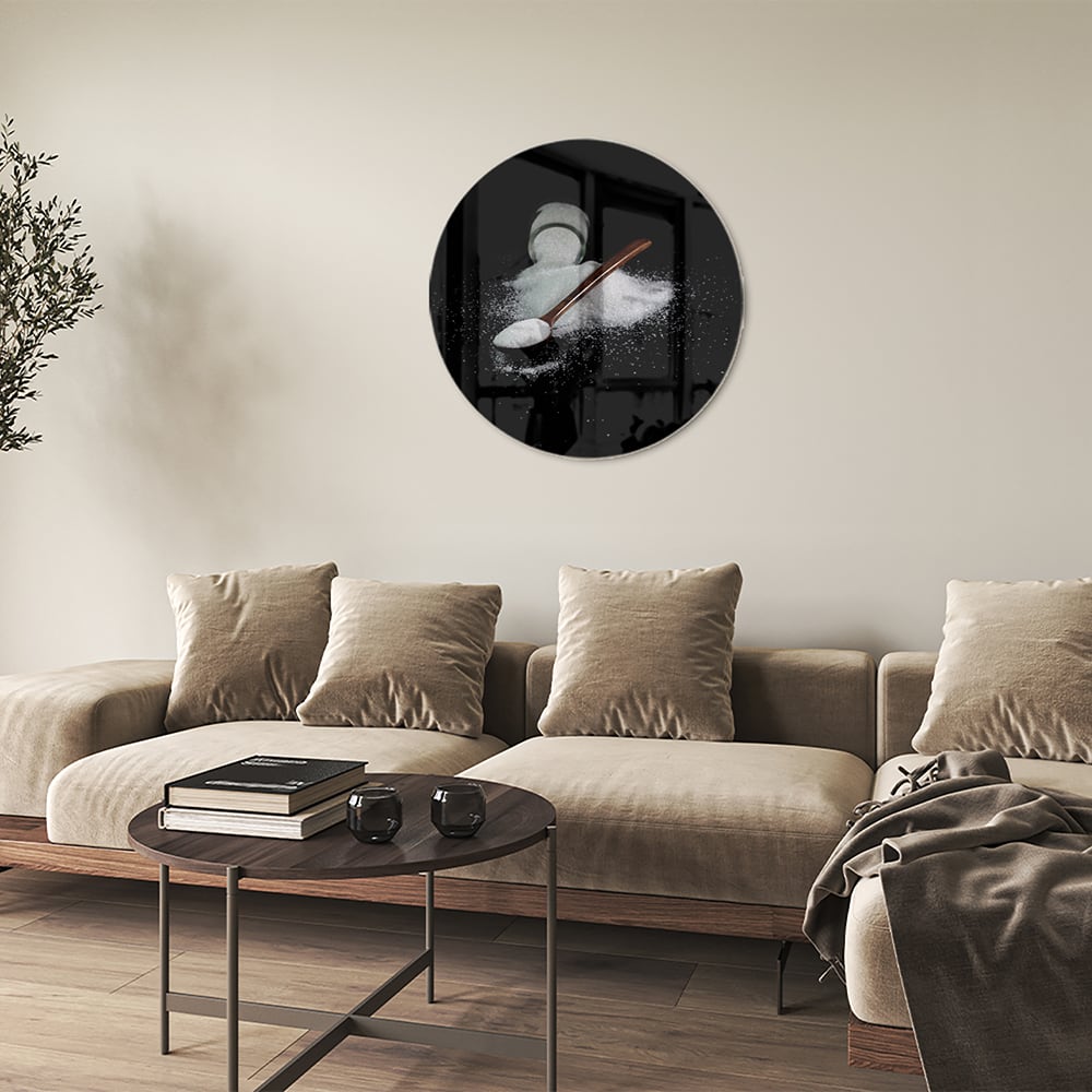 Glasbild mit Salz und Löffel auf schwarzem Hintergrund