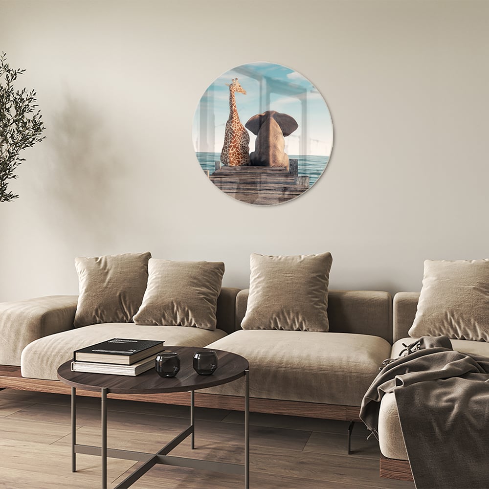 Glasbild mit verspielter Giraffe und Elefant auf einem Holzsteg
