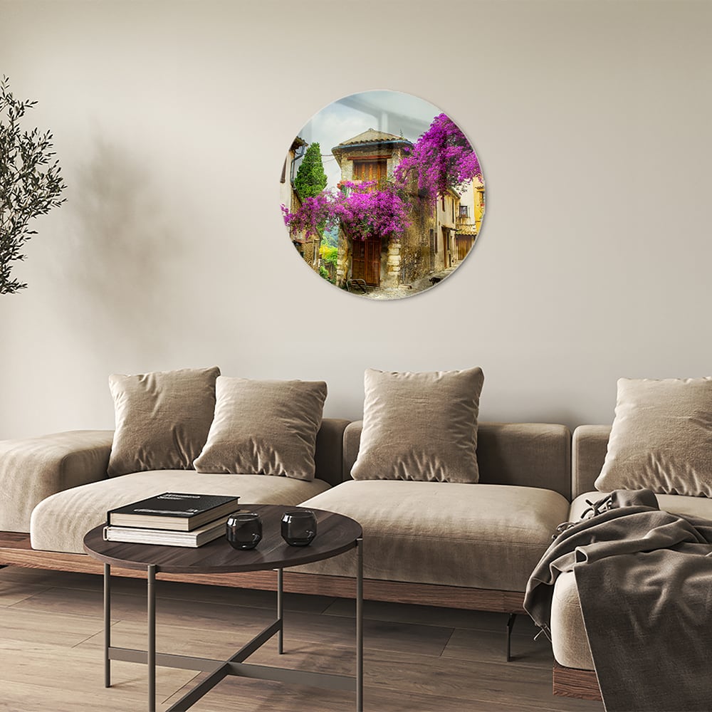 Glasbild mit stimmungsvoller Straßenansicht und violetten Blüten
