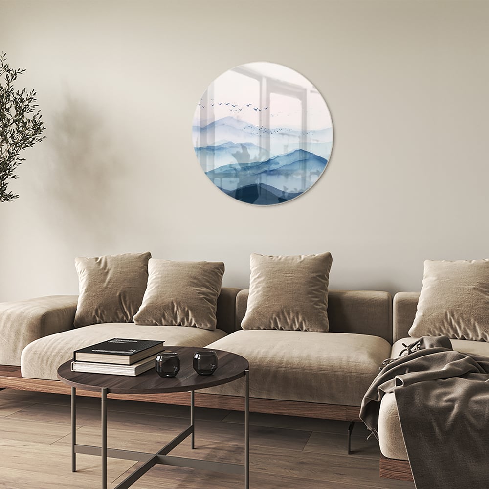 Ruhiges Glasbild mit blauen Bergen