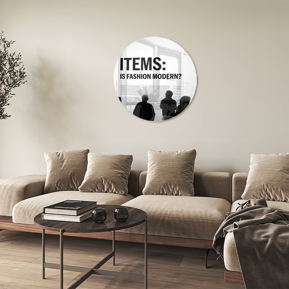 Modernes Glasbild 'Is Fashion Modern?'