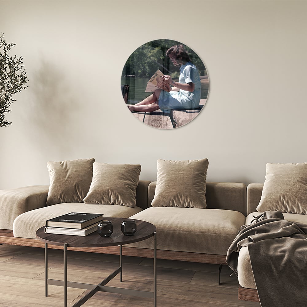 Ruhiges Glasbild mit Lesemoment am Wasser