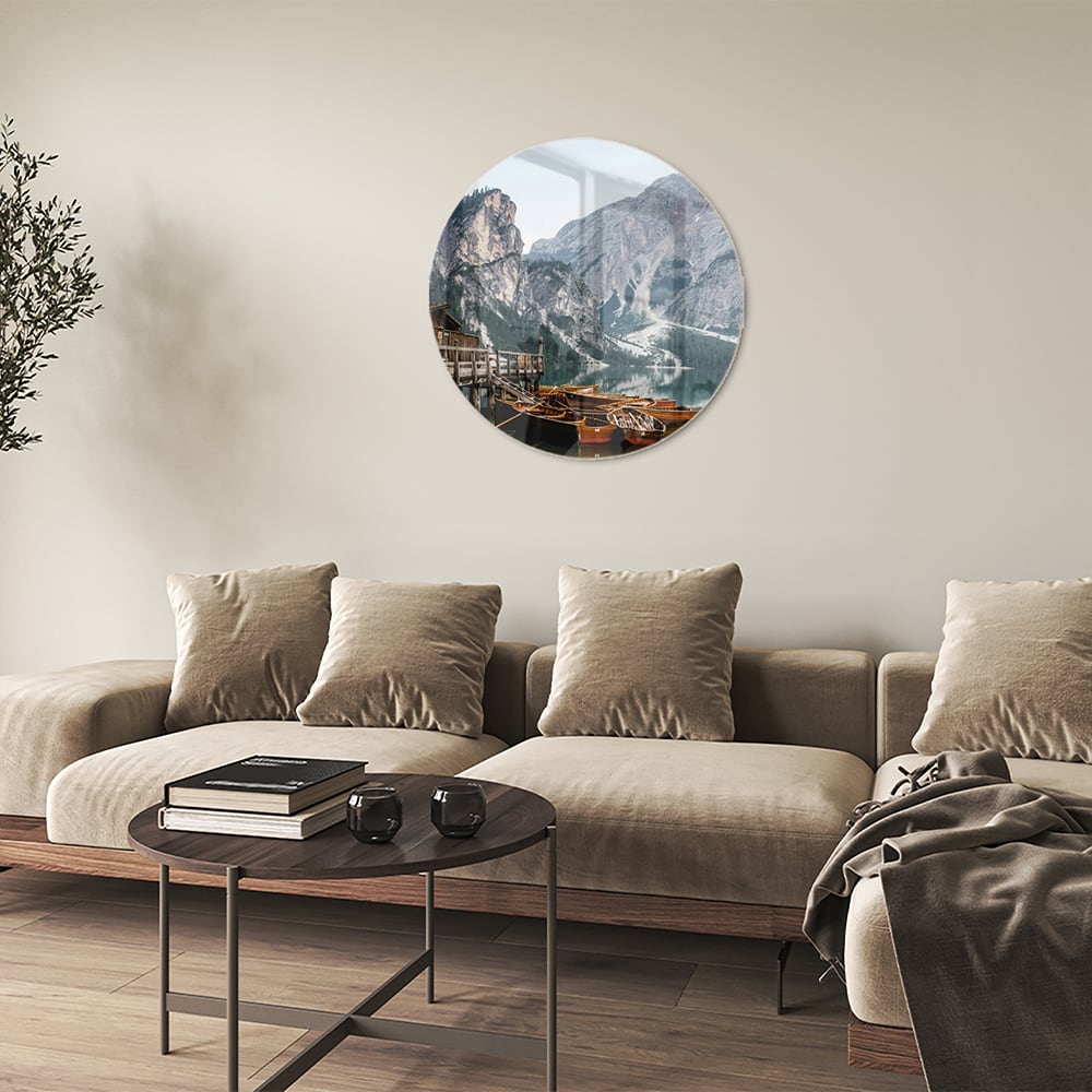 Rustikales Glasbild mit Bergen und Booten