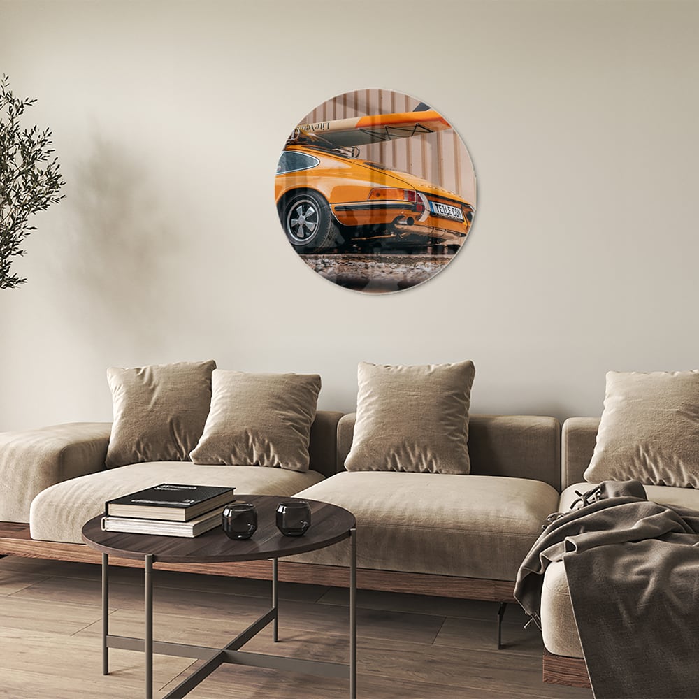 Leuchtendes Glasbild mit orangefarbenem Auto und Surfbrett