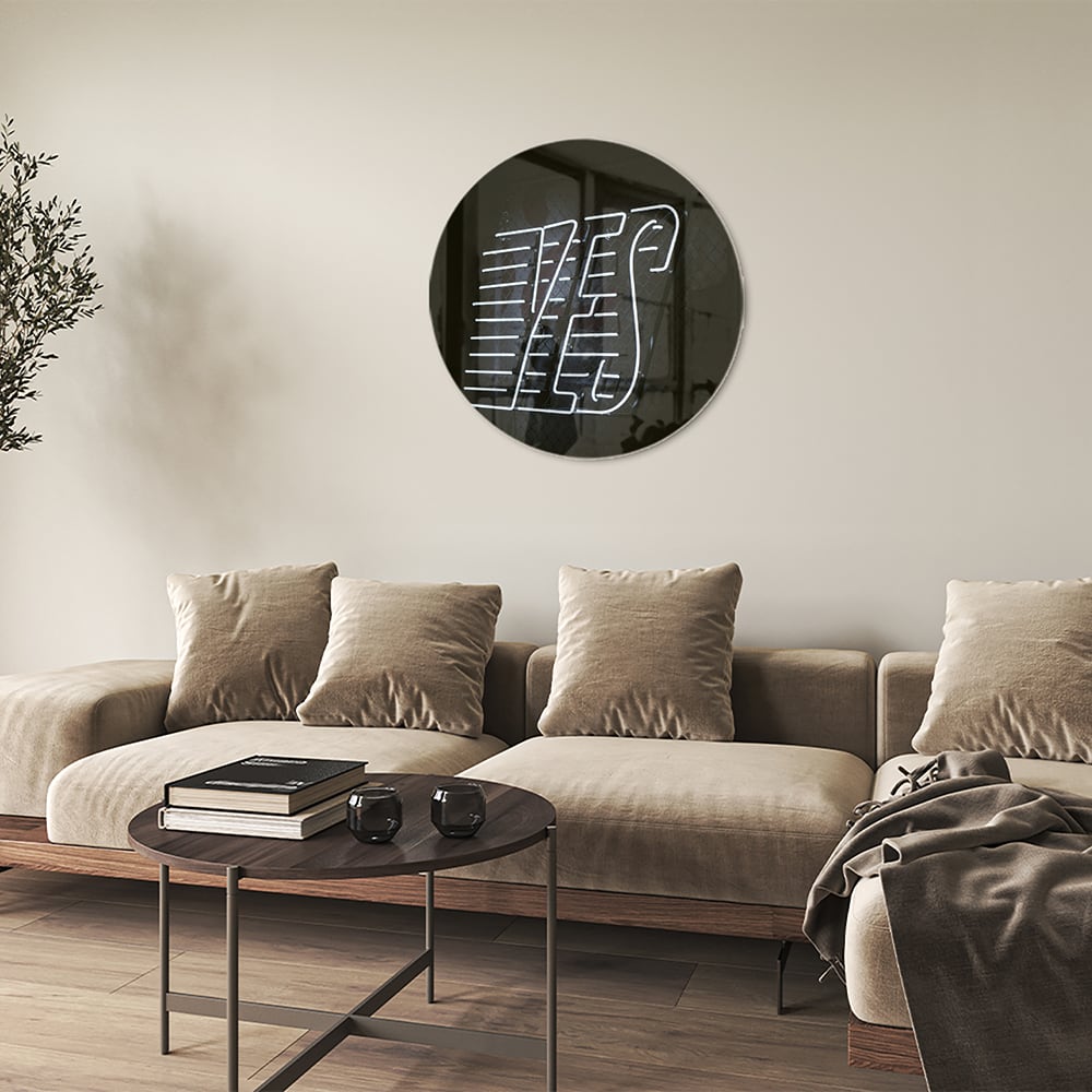 Glasbild mit 'YES' Schriftzug in modernem Design