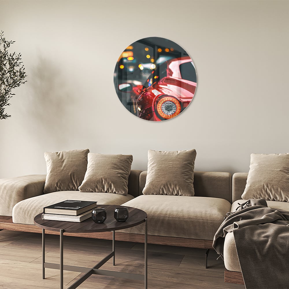 Stilvolles Glasbild mit einem roten Auto in der Stadt
