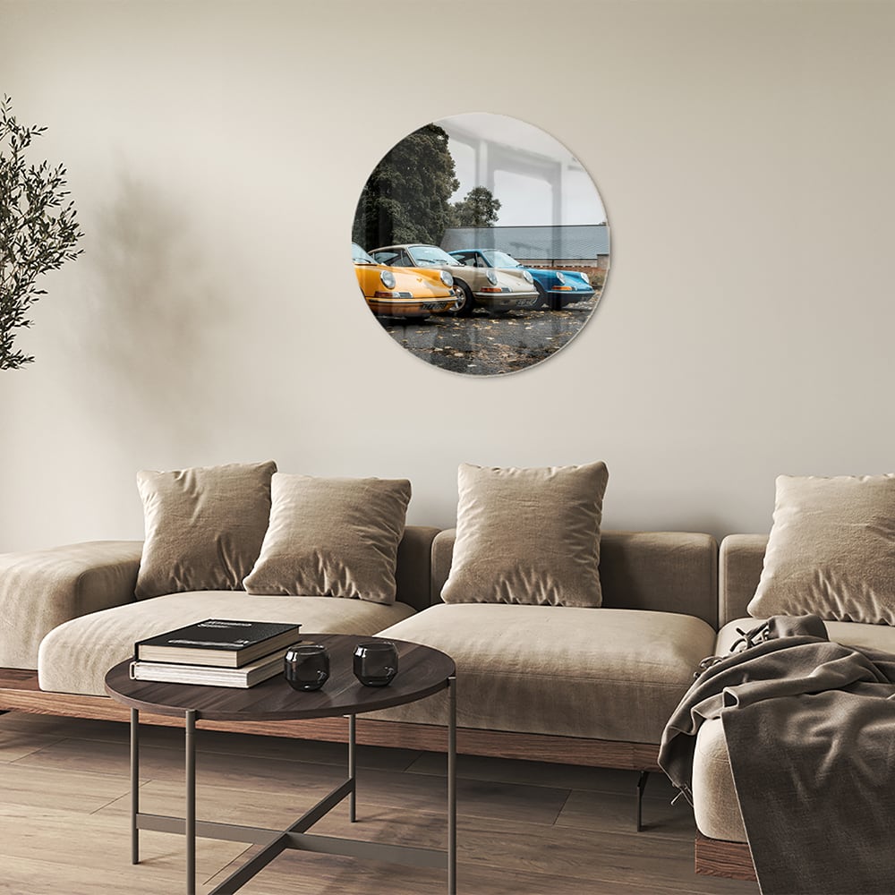 Fröhliches Glasbild mit gelbem Auto