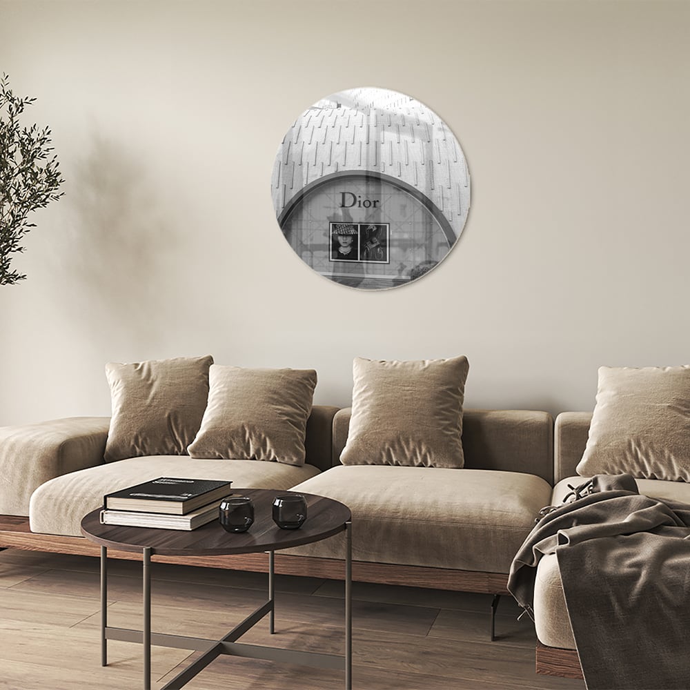 Elegantes Glasbild mit Dior-Schaufenster