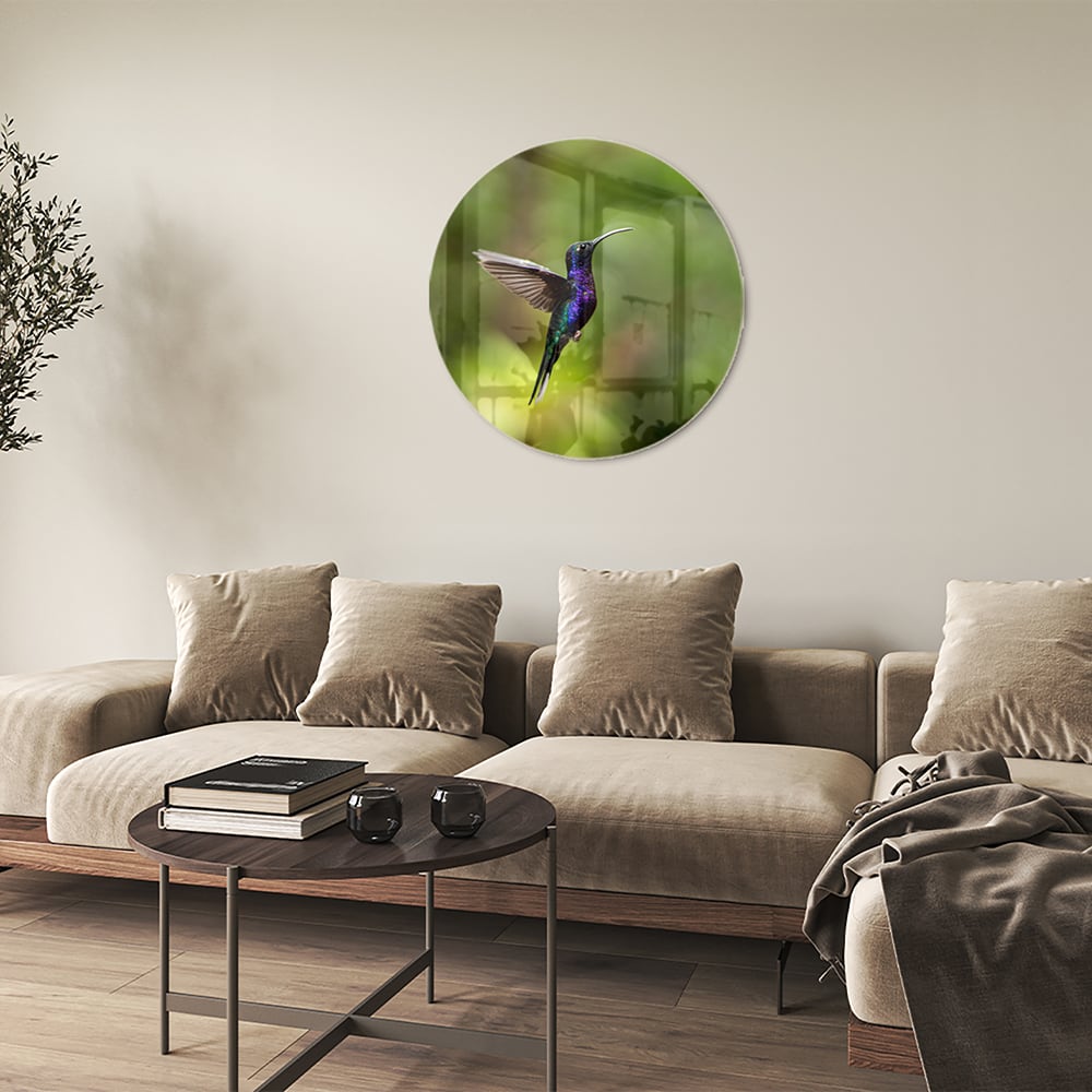 Glasbild mit fliegendem Kolibri inmitten grüner Ruhe
